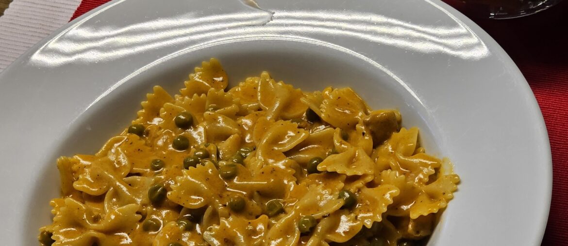 Farfalle at a savoury and creamy red wine sauce, with a side salad