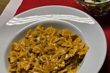 Farfalle at a savoury and creamy red wine sauce, with a side salad