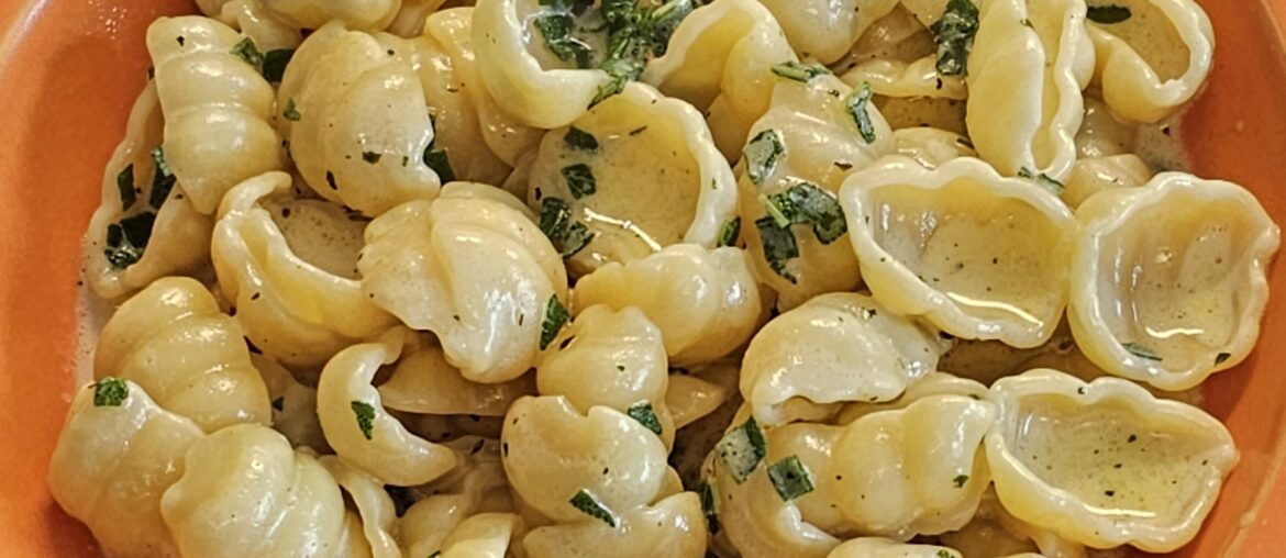 Quick lunch (20 mins): creamy pasta with freshly harvested sage