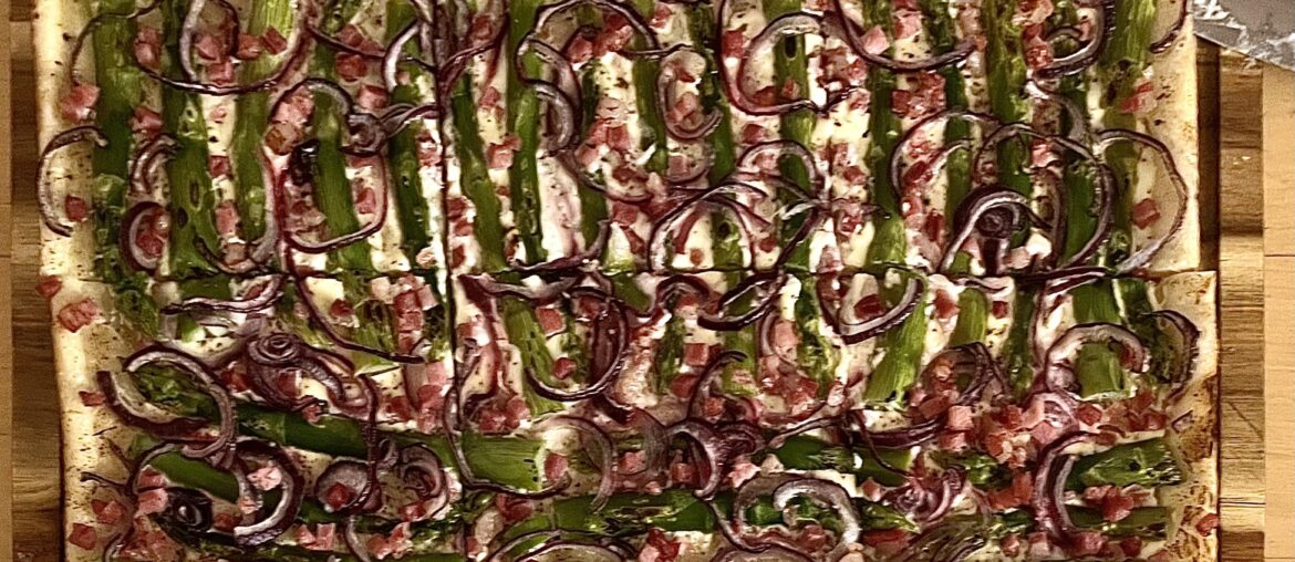 Tarte flambée with green asparagus