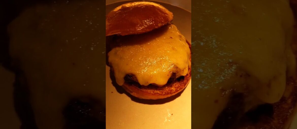 #harrods #London #gourmet #burger #fries #YouTube #youtubeshorts #youtubefood #pricey #cheesy #yum