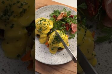 Come make eggs Benedict with me #food #cooking #foodie #chef #eggsbenedict #breakfast