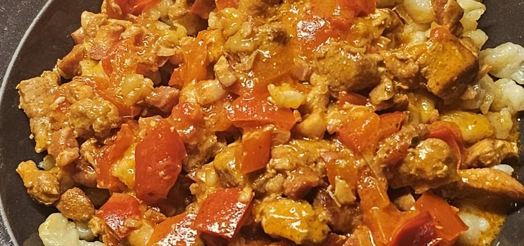 Geschnetzeltes (thin strips of meat, here pork, cooked in a creamy sauce) with peppers, on homemade Spätzle