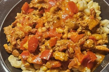 Geschnetzeltes (thin strips of meat, here pork, cooked in a creamy sauce) with peppers, on homemade Spätzle