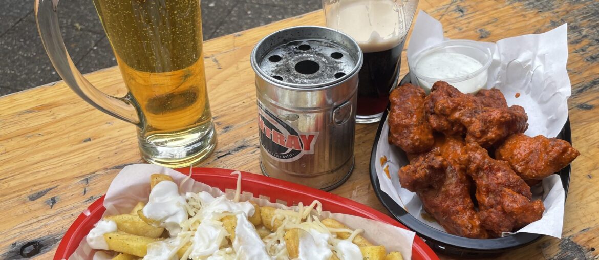 Wings and Fries with aioli and cheese in Berlin