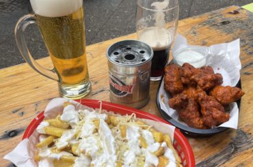 Wings and Fries with aioli and cheese in Berlin