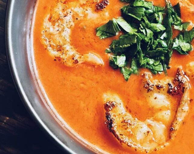 Mes nouveaux plats au menu : Gaspacho aux crevettes ; huîtres pochées au court bouillon à base de sauce soja et mayonnaise maison aux algues marinées.