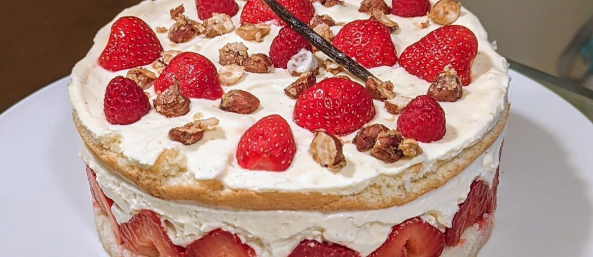 Le petit gâteau fraise/framboise/noisette du weekend 🍰