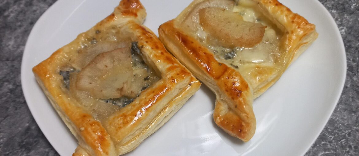 Puff pastry with blue cheese and pear