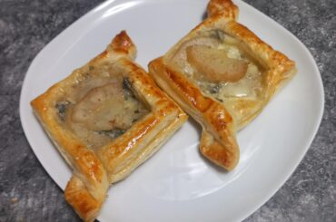 Puff pastry with blue cheese and pear