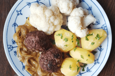 Dutch cheesy-meatballs with onion & mustard gravy