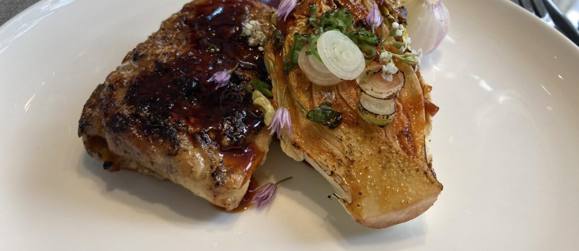 Les influences françaises se retrouvent dans des plats tels que le suprême de volaille avec son jus corsé au gochujang associant la tendresse de la viande à la richesse umami de la sauce coréenne