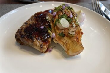 Les influences françaises se retrouvent dans des plats tels que le suprême de volaille avec son jus corsé au gochujang associant la tendresse de la viande à la richesse umami de la sauce coréenne