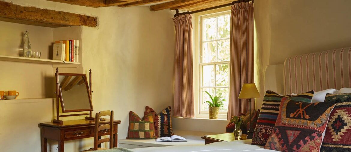 Cozy, Textured, and Rustic room at The Lamb Inn, Oxfordshire, United Kingdom [2240x1260]