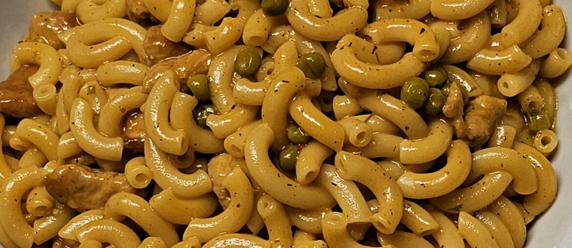 Hörnli (lit. small horns, a typical Swiss variety of elbow pasta), with a ragù of minced meat and various vegetables