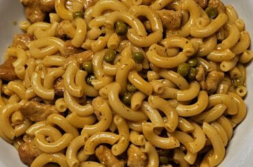 Hörnli (lit. small horns, a typical Swiss variety of elbow pasta), with a ragù of minced meat and various vegetables