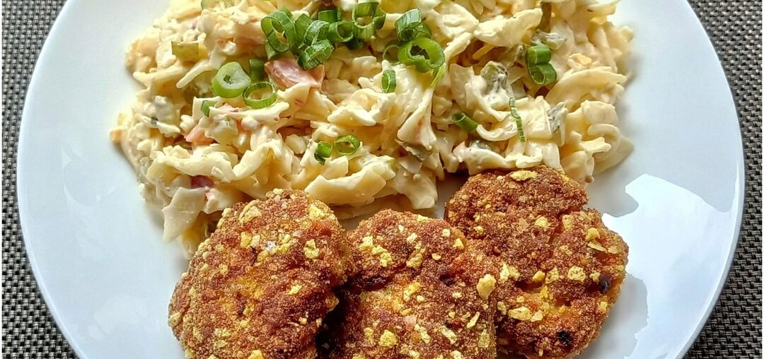 My weekend cooking: Saturday - Meatballs with peanut crisps and pasta salad with loaded vegetables and mayo. Sunday - Beef leg steak baked on mushrooms, new potatoes and sauce made from fresh dill, butter and cream 😋