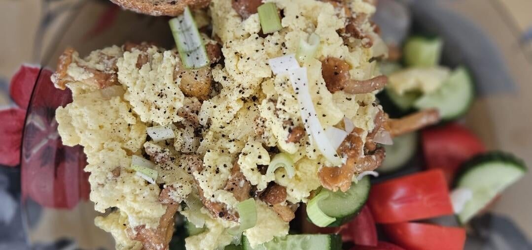 Scrambled eggs with chanterelles