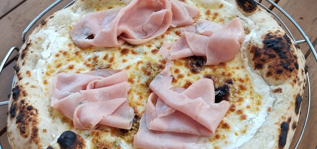 La pizza du dimanche. Base Ricotta- parmesan - pesto de pistache, mozzarella et mortadelle.