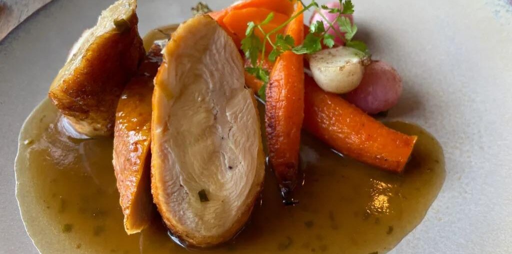 le Suprême de volaille farcie avec ses carottes confites et légumes anciens