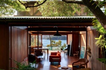 the Tom Uren House. Designed by Richard Leplastrier. [1522x1902]