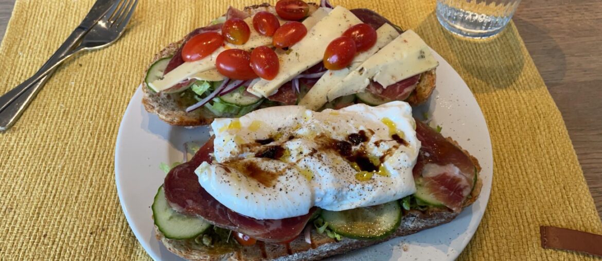 Cured ham and burrata sandwhiches