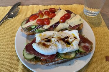 Cured ham and burrata sandwhiches