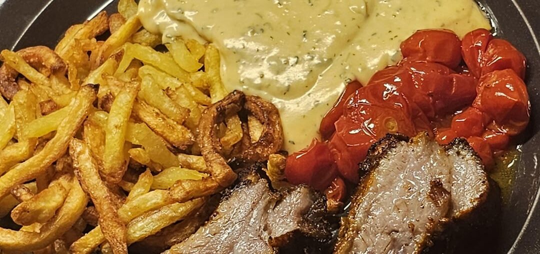 Spare ribs with homemade fries, tomato sauce from fresh harvest, and of course a béarnaise ;)