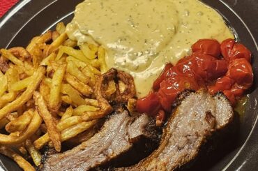 Spare ribs with homemade fries, tomato sauce from fresh harvest, and of course a béarnaise ;)