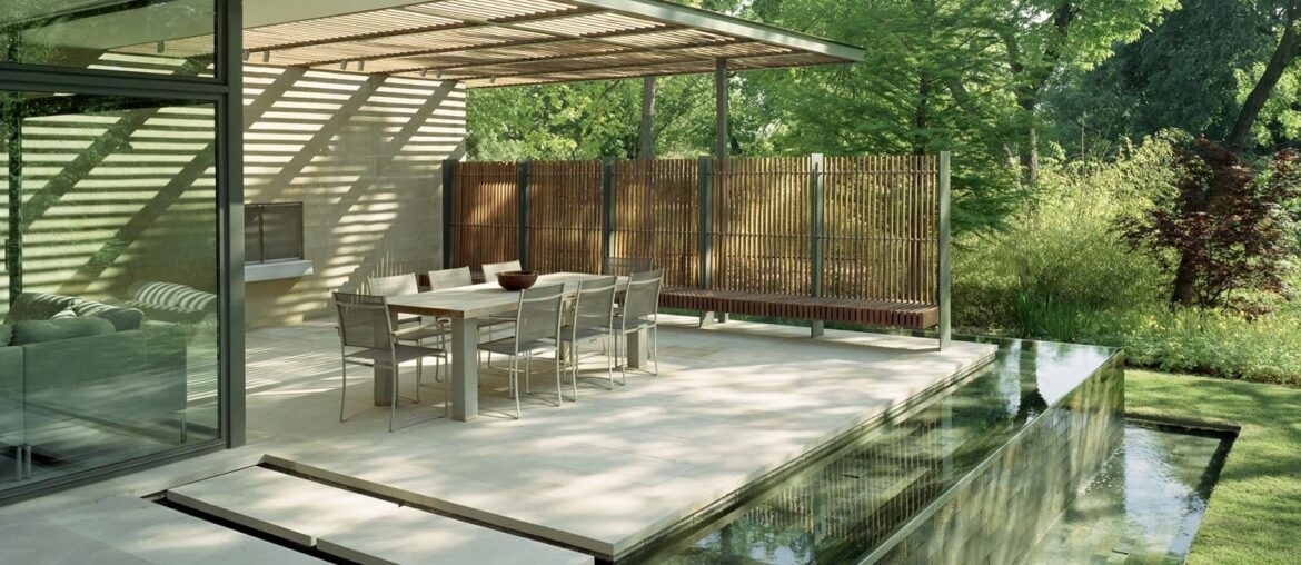 Al fresco dining area with water feature designed by Larry Speck. Dallas, Texas [1494x1179].