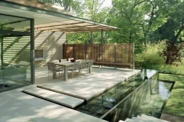 Al fresco dining area with water feature designed by Larry Speck. Dallas, Texas [1494x1179].