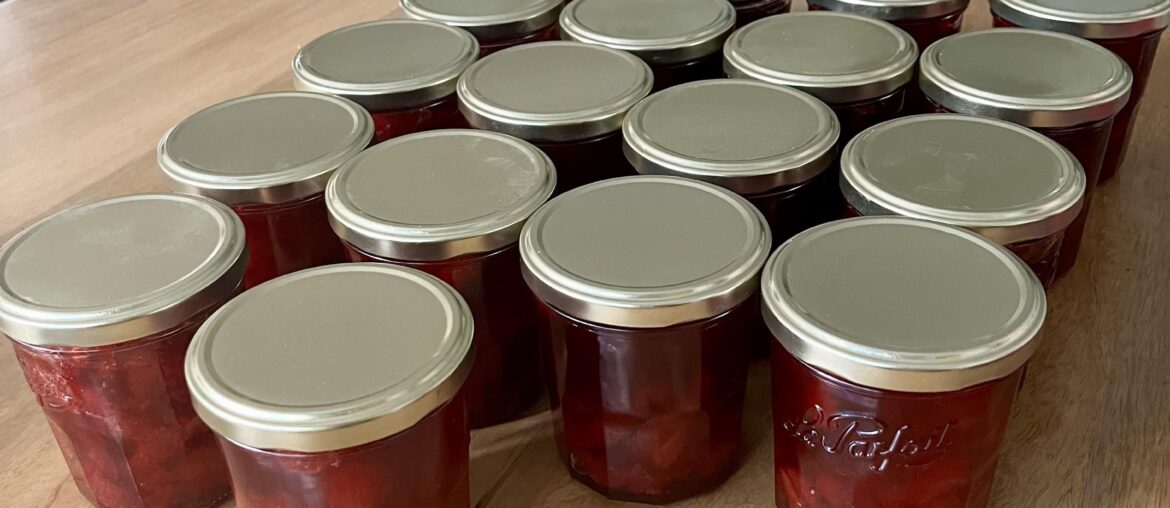 La réserve de confitures de fraises est prête