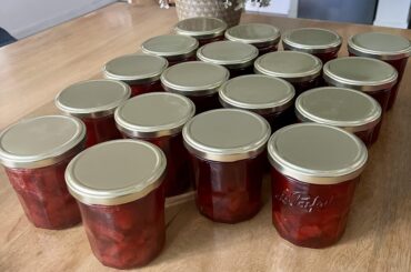La réserve de confitures de fraises est prête