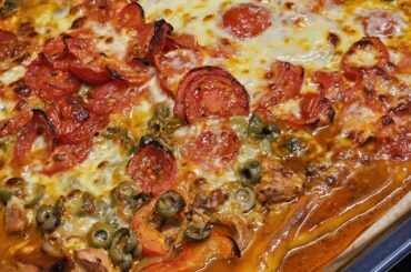 Pizza Mediterrana (capers, olives, mozzarella, peppers, tuna, onions, tomatoes and tomato concentrate from last autumn's harvest)