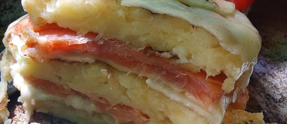 C'est pas l'école hôtelière de Lausanne, mais c'est bon : rosty - Emmental - truite fumée locale. Beurre en masse.