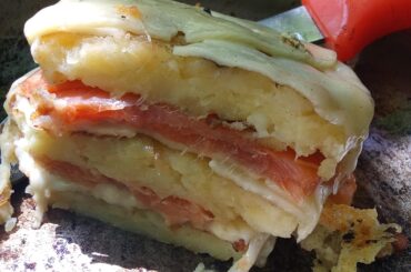 C'est pas l'école hôtelière de Lausanne, mais c'est bon : rosty - Emmental - truite fumée locale. Beurre en masse.