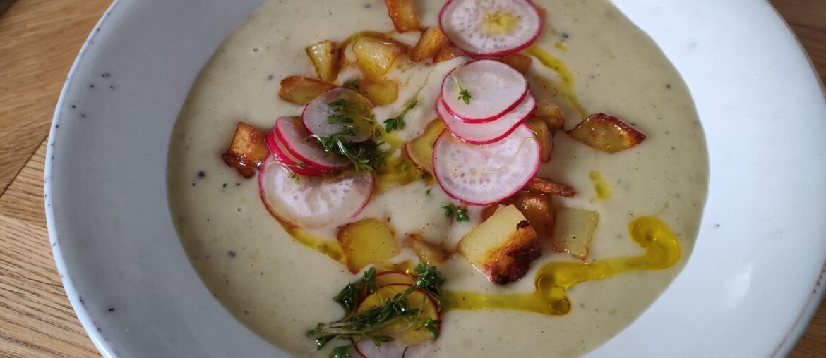 Vichyssoise with fried potatoes and radish