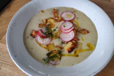 Vichyssoise with fried potatoes and radish