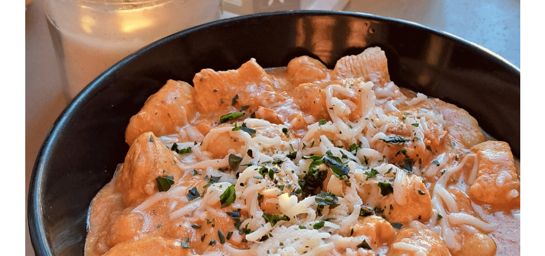 Gnocchis au poulet, crème, tomates, pesto rosso