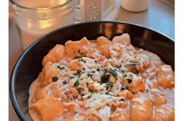 Gnocchis au poulet, crème, tomates, pesto rosso