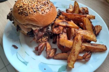 Frite maison et pain de boulangerie