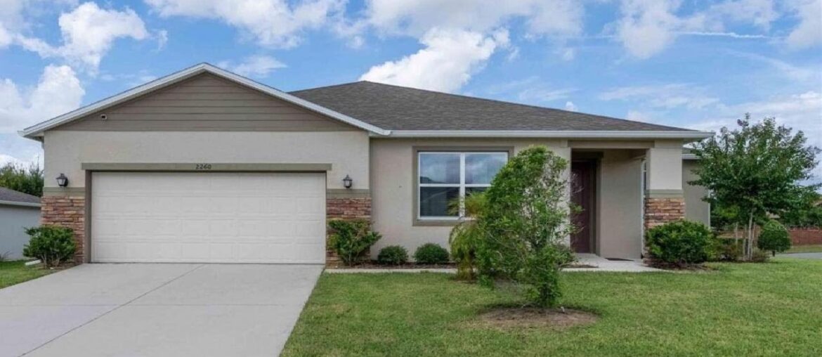 2260 CARRIAGE POINTE LOOP, APOPKA, FL Presented by Sue Smith. 2260 CARRIAGE POINTE LOOP, APOPKA, FL Presented by Sue Smith.