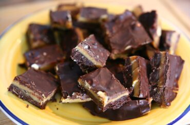 Chocolate and hazelnut caramel bars with peanuts