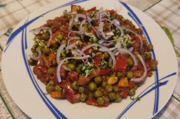 Peas in tomato sauce (mpizélia kokkinistá) with a little spearmint tzatzíki