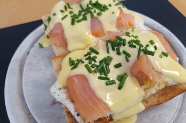 Frie egg, smoked salmon and homemade Hollandaise