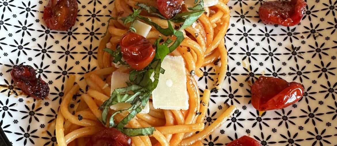 Spaghettone Tomates cerises brûlées, basilic & parmesan