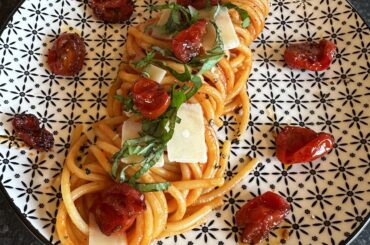 Spaghettone Tomates cerises brûlées, basilic & parmesan