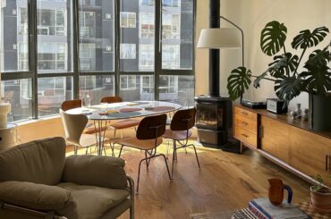 Curved floor-to-ceiling windows in a 1000 Sq Ft one-bedroom apartment, San Francisco, California [1460x1825]