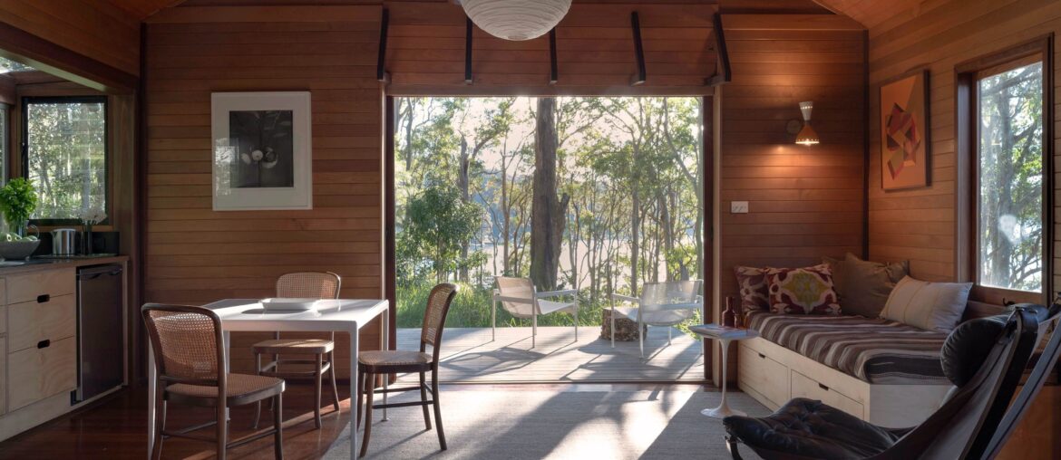 Waterfront cottage with a view at Lovett Bay, northern Sydney, New South Wales, Australia [4000x2560]