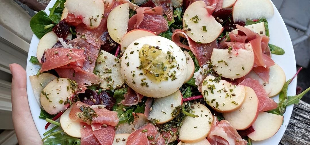 Salade Burrata pêche betterave et jambon cru